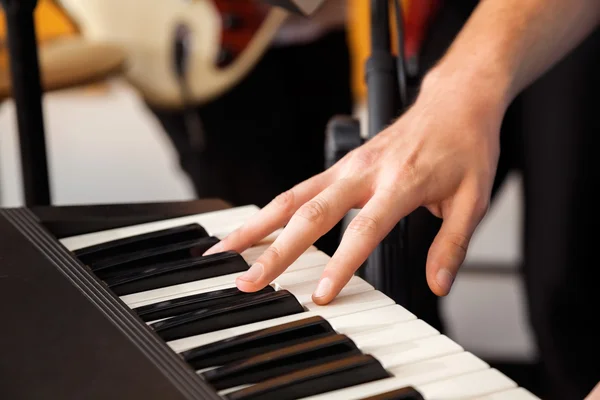 Mão tocando piano no estúdio de gravação — Fotografia de Stock