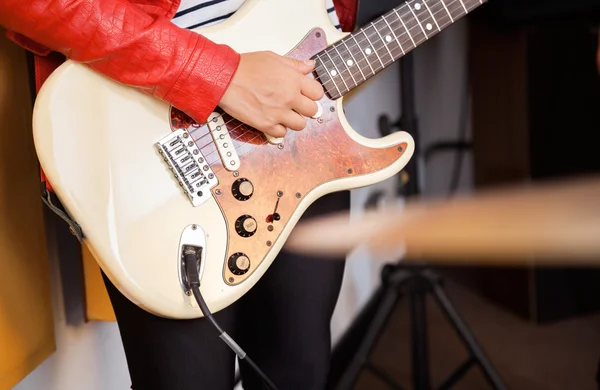 Bránice ženy hrát na kytaru — Stock fotografie