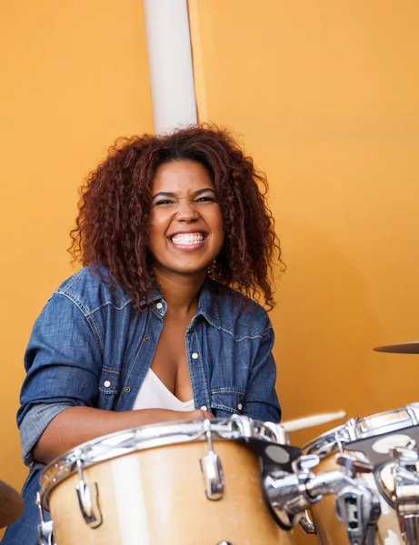 Енергійний Жіночий барабанщик виступає в студії звукозапису — стокове фото
