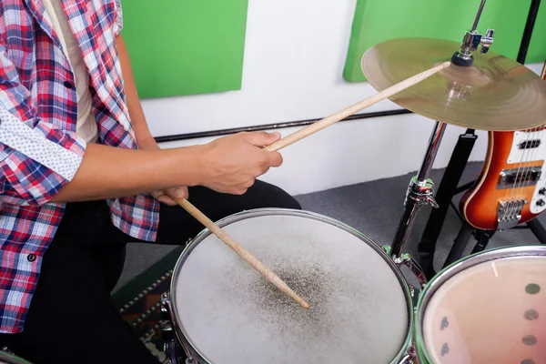 Midsection de homem tocando bateria — Fotografia de Stock