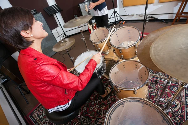 Vrouwelijke Drummer uitvoeren In de opnamestudio — Stockfoto