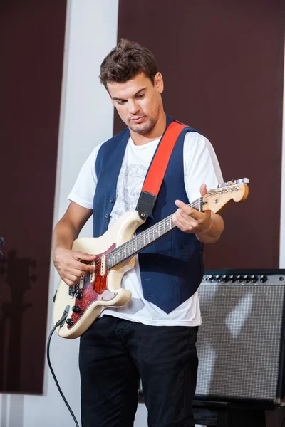 Intérprete masculino tocando guitarra eléctrica —  Fotos de Stock