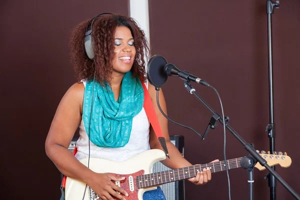 Singer With Eyes Closed Playing Guitar In Studio — Stock Photo, Image