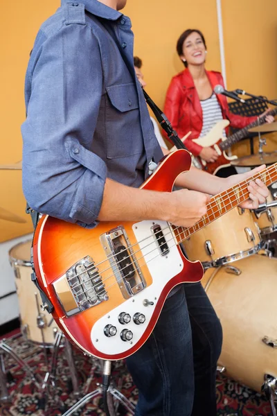 Midsection de homem tocando guitarra no estúdio de gravação — Fotografia de Stock