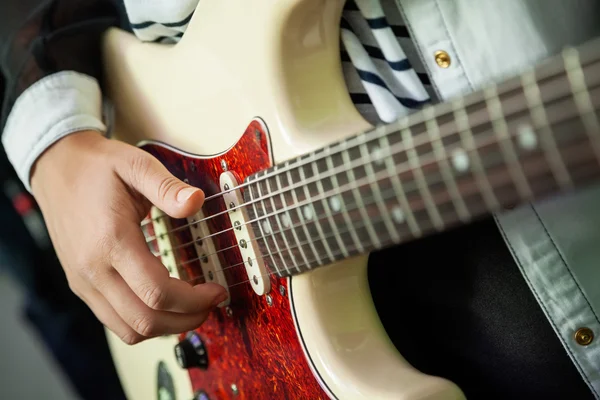 Frauenhände spielen Gitarre im Tonstudio — Stockfoto