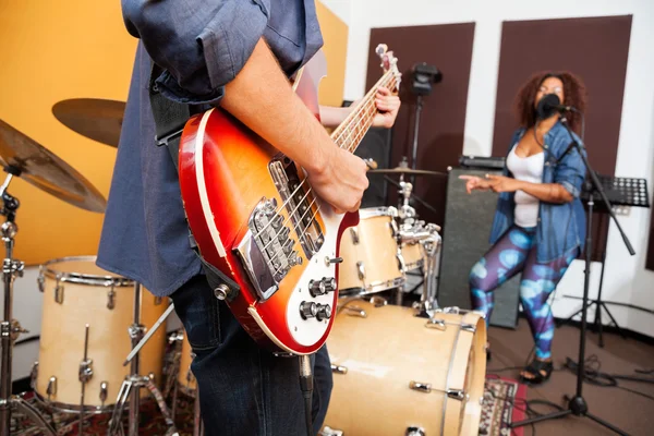 Homem tocando guitarra enquanto mulher cantando e dançando — Fotografia de Stock