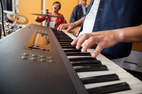 Mittelteil des Mannes, der Klavier spielt — Stockfoto