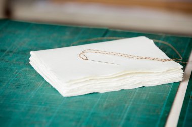 İğne iplik ve tablo kağıtlara