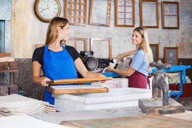 Kağıtları yapmak her diğer At arıyorum işçi iken