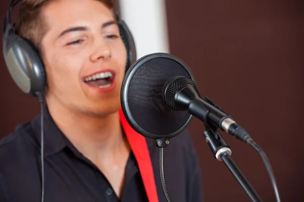 Männlicher Sänger tritt im Tonstudio auf — Stockfoto