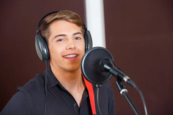 Retrato del cantante masculino confiado que actúa en el estudio —  Fotos de Stock