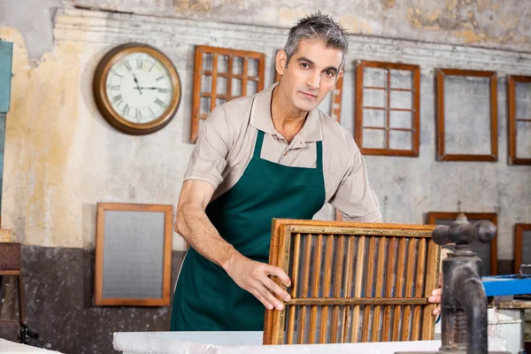 Oudere werknemer dompelen schimmel In Pulp en Water — Stockfoto