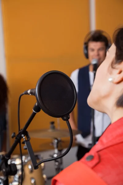 Bijgesneden afbeelding van zanger uitvoeren In Studio — Stockfoto