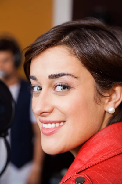 Жінка музикант посміхається студії звукозапису — стокове фото