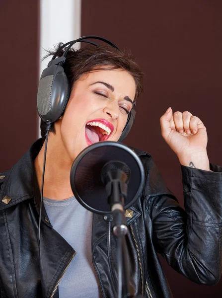 Cantora feminina desfrutando enquanto executa — Fotografia de Stock