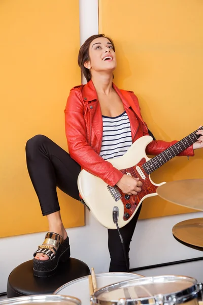 Cantante femminile con gamba sulla chitarra da tavolo — Foto Stock