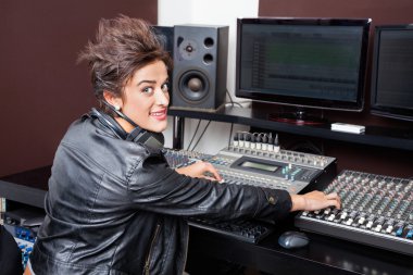 Kendine güvenen kadın Studio kayıt ses karıştırma