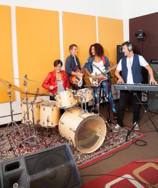 Grup üyeleri Studio kayıt gerçekleştirme