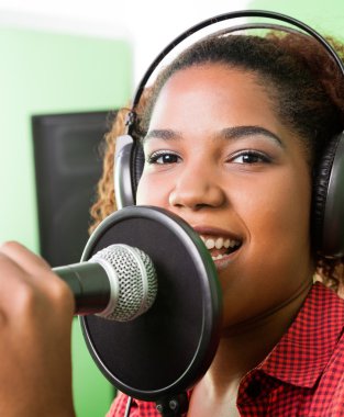 Kadın şarkıcı Studio kayıt gerçekleştirme