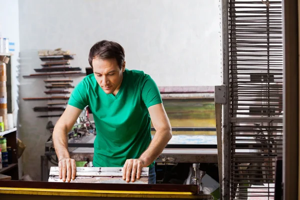 Silkscreen konstnär i Atelier — Stockfoto