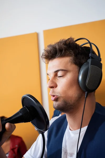 Cantor masculino realizando enquanto segurando o microfone — Fotografia de Stock