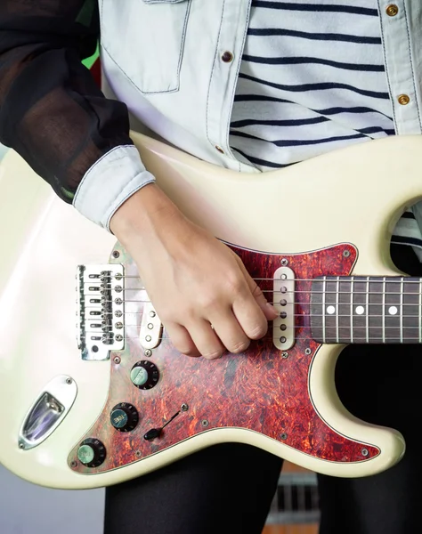 Mittelteil einer Frau, die Gitarre spielt — Stockfoto