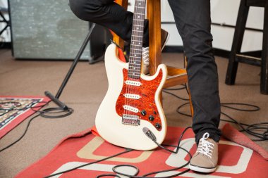 Erkek performans gitar ile düşük bölümü