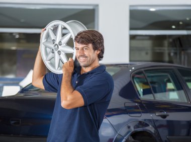 Metal alaşım omzunda taşıyan ise teknisyen