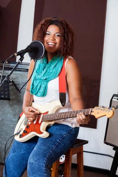 Retrato de Cantora Confiante tocando guitarra elétrica — Fotografia de Stock