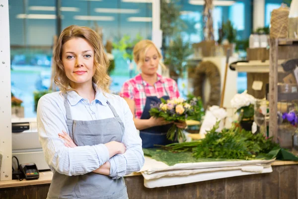 Vertrouwen vrouwelijke eigenaar In bloemenwinkel — Stockfoto