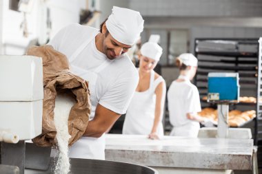 Erkek Baker yoğurma makinesi un dökme