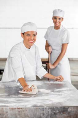 Bayan Baker Temizleme tablo meslektaşım kullanarak paspas fırın içinde iken