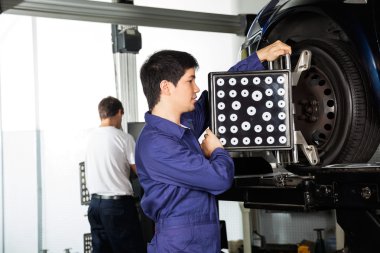 Makinist Aligner araba tekerleği üzerinde ayarlama
