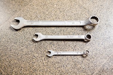 Garage katta çeşitli somun anahtarları