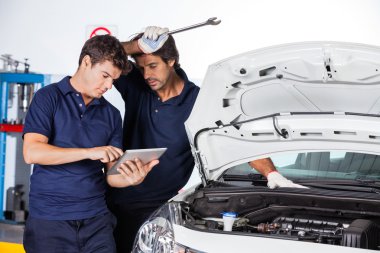 Hasarlı araç tarafından dijital Tablet kullanarak teknisyenleri