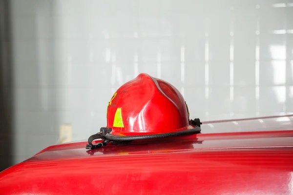 Primer plano del casco rojo en camión — Foto de Stock