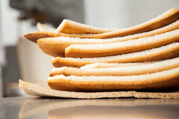Упакованные отходы хлеба в пекарне — стоковое фото