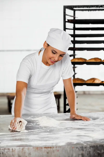 Hembra Baker Harina de limpieza de mesa — Foto de Stock