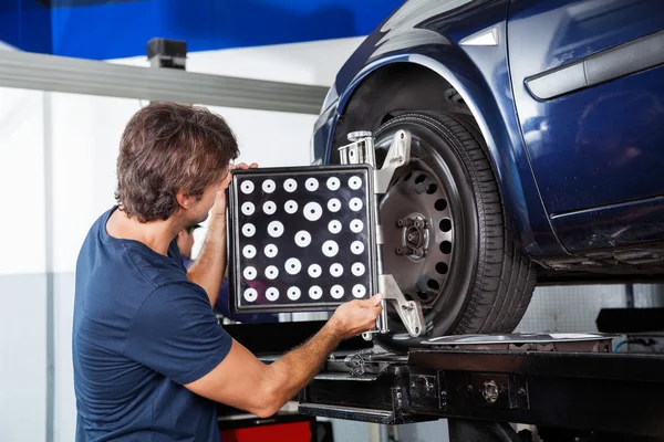 Mechanic Adjusting Wheel Alignment Machine — Stock Photo, Image