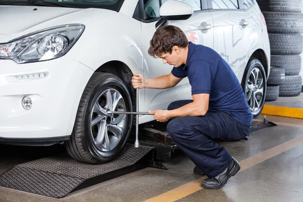 Mekaniker fastställande Bildäck garage — Stockfoto