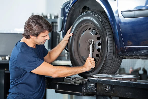 Mechaniker repariert Autoreifenschlüssel — Stockfoto