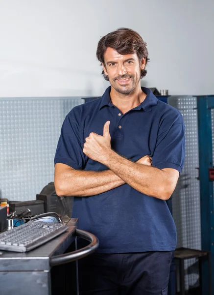 Glücklich gestikulierender Mechaniker in der Werkstatt — Stockfoto