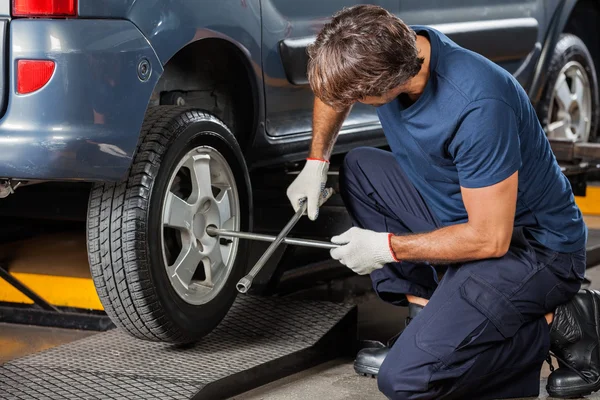 Mechanic Fixing Car Tire — Stock Photo, Image