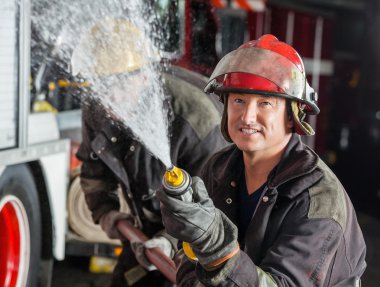 İtfaiyeci meslektaşı ile pratik su püskürtme