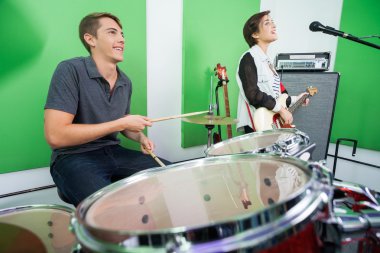 Davulcu ve şarkıcı Studio kayıt gerçekleştirme