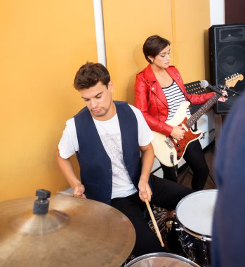 Davulcusu ve gitarist Studio kayıt gerçekleştirme