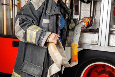 Firewoman hortum kamyonda ayarlama