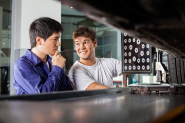 Makinist tekerlek Aligner kullanarak meslektaşım ile