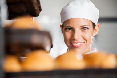 Fırında gülümseyen güzel Baker