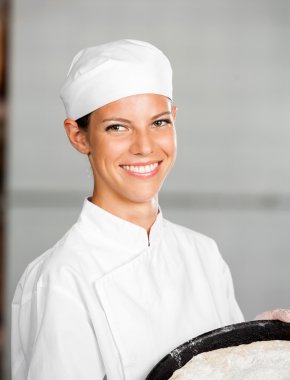 Kendine güvenen Bayan Baker tepsi pişirme Holding